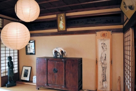 絵画や置物などが展示されている和室＝神戸市長田区西丸山町２