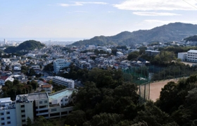 神戸市道夢野白川線（旧西神戸有料道路）丸山大橋付近から見た丸山地区