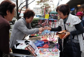 「ぽっぺん工房市座」で小物を買い求める客＝長田神社前商店街