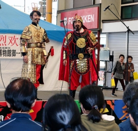 よろいかぶと姿の武将らが寸劇や楽器演奏を披露したステージ