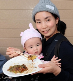 「ソースによってお好み焼きの味は多種多様」と語る玉井優子さん＝長田区久保町２
