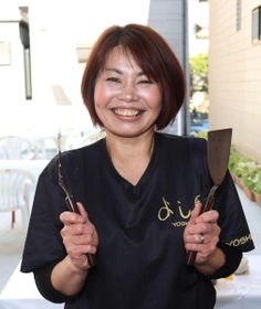 鉄板こなもん祭に出店した、お好み焼き店「よし駒」の竹中靖子さん＝神戸市長田区久保町２　