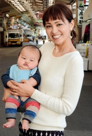 長男楽汰ちゃんを抱っこする小笠原舞さん＝長田区二葉町２