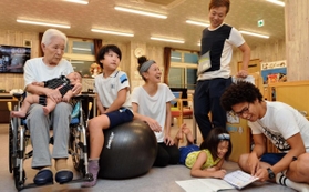 施設１階には、利用者だけでなく地域の子どもたちや住民が続々と集まる＝長田区二葉町１