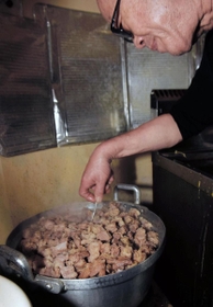 「味沢」では１日に２０キロ以上の牛すじを作る＝長田区長田町１