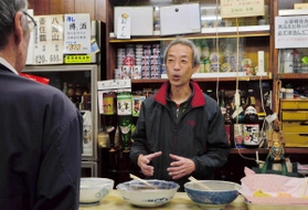 ２代目の森下貴央さん。つまみでは日替わりの小鉢が人気だ＝森下酒店