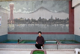 扇港湯の女湯の壁一面にタイルで描かれた港町・神戸の夜景＝神戸市長田区駒ケ林町２