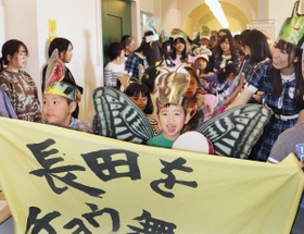 チョウを増やそうと、お面やマントを身に着けて行進する子どもたち＝いずれも長田区二葉町７