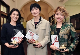 授賞した（左から）大前恵里子さんとおかいみほさん、金子優さん＝神戸市長田区二葉町７