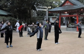 長田神社の境内で毎朝行われているラジオ体操＝長田区長田町３