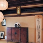 絵画や置物などが展示されている和室＝神戸市長田区西丸山町２