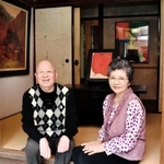 自宅を私設美術館として開放している三浦徹さん（左）と妻秀子さん＝神戸市長田区西丸山町２