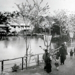 大きな池沿いに遊歩道が整備され、ぼんぼりが立つ「丸山遊園地」（神戸アーカイブ写真館提供）