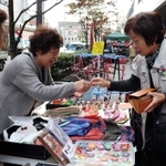 「ぽっぺん工房市座」で小物を買い求める客＝長田神社前商店街