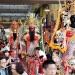 高さ約４メートルの劉備、関羽、張飛の人形が練り歩いた三国志パレード