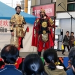 よろいかぶと姿の武将らが寸劇や楽器演奏を披露したステージ