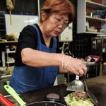 長田のお好み焼き店の多くでは、鉄板の上にぼっかけの入った鍋が置かれている