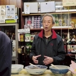 ２代目の森下貴央さん。つまみでは日替わりの小鉢が人気だ＝森下酒店