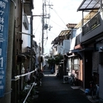 路地に突き出すように洗濯物が干される＝神戸市長田区駒ケ林町３