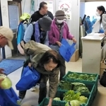 野菜を品定めする地域住民ら＝池田専売所