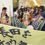 チョウを増やそうと、お面やマントを身に着けて行進する子どもたち＝いずれも長田区二葉町７