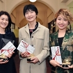 授賞した（左から）大前恵里子さんとおかいみほさん、金子優さん＝神戸市長田区二葉町７