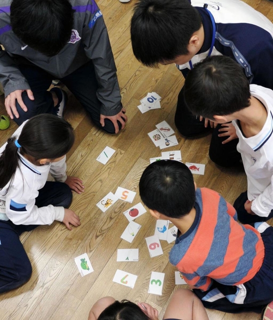 ベトナム語のオリジナルかるたを通じて、母国の言葉を学ぶ子どもたち＝真陽小