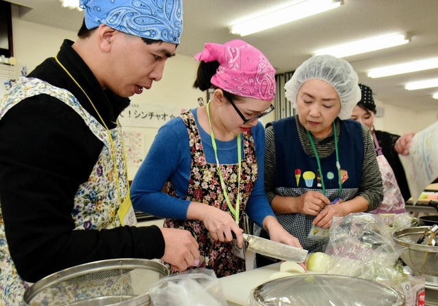 お弁当作りを楽しむベトナム人親子ら＝ふたば学舎（撮影・西竹唯太朗）