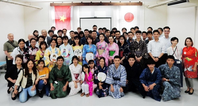 ６月にふたば学舎であった交流会の参加者たち（兵庫高校提供）
