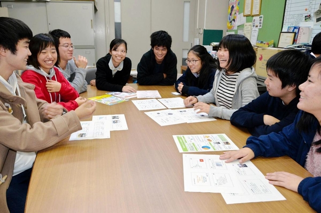 ベトナム人との交流会に向けて準備に取り組む生徒たち＝兵庫高校