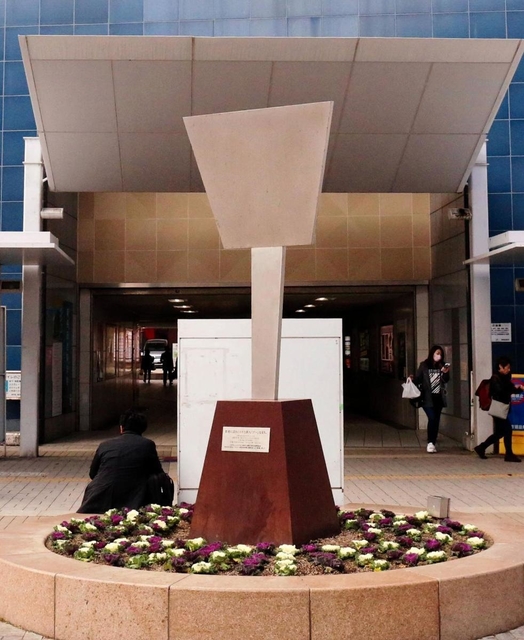 “鉄人サイズ”のテコのモニュメント＝ＪＲ新長田駅前