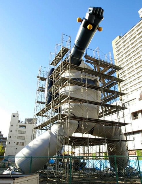 ブルーグレー調に塗装が進むモニュメント＝若松公園