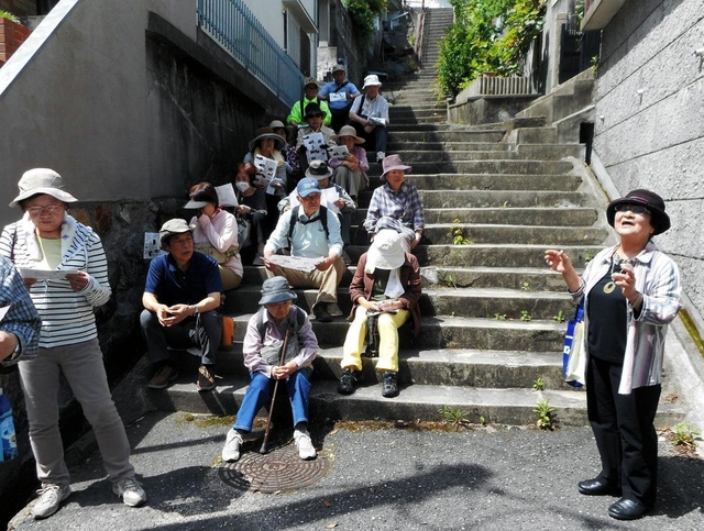 坂や階段を活用したお散歩会に参加する地元住民ら（花山友愛グループ提供）