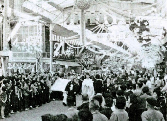 売り出しでにぎわう１９７１年の六間道商店街３丁目（神戸アーカイブ写真館提供）