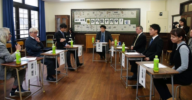 長田について熱く語り合う参加者＝長田区二葉町７、ふたば学舎（撮影・後藤亮平）
