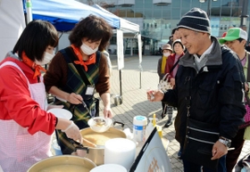 豚汁の炊き出しに列をつくる区民ら＝ＪＲ新長田駅前広場
