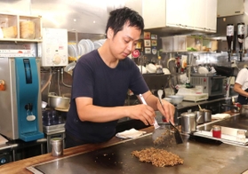 そばめし発祥の店「青森」の３代目の青森功樹さん＝長田区久保町４