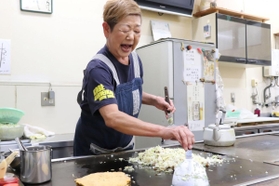 グッドライスを作る「やよい」２代目の水野敬子さん＝長田区久保町６