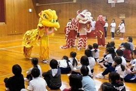 真陽小でベトナムの獅子舞「ムーラン」を全校生徒に披露したコリア・ベトナム集会（同小提供）