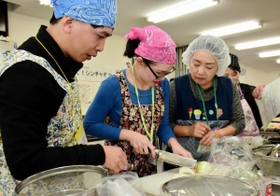 お弁当作りを楽しむベトナム人親子ら＝ふたば学舎（撮影・西竹唯太朗）