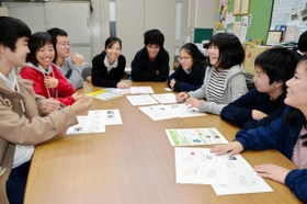 ベトナム人との交流会に向けて準備に取り組む生徒たち＝兵庫高校