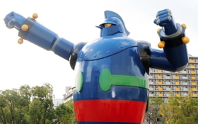 ガッツポーズの姿で立つ鉄人２８号。両手首には４個ずつあるアンテナ＝若松公園