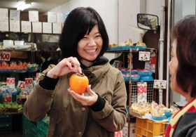 商店主と話をする新良恵子さん＝神戸市長田区大橋町５、いっちゃん青果