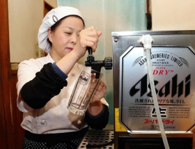 洗浄スポンジを使用しているビールサーバー