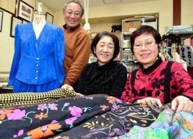客の要望に応え、生地から洋服を仕立てる（左から）阿多澄夫さん、ツヤ子さん、堺幸子さん＝Ｆａｃｔｏｒｙ　Ｂｏｕｔｉｑｕｅ　クィーン