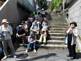 坂や階段を活用したお散歩会に参加する地元住民ら（花山友愛グループ提供）