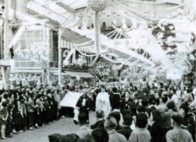 売り出しでにぎわう１９７１年の六間道商店街３丁目（神戸アーカイブ写真館提供）