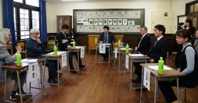長田について熱く語り合う参加者＝長田区二葉町７、ふたば学舎（撮影・後藤亮平）