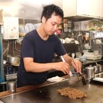 そばめし発祥の店「青森」の３代目の青森功樹さん＝長田区久保町４