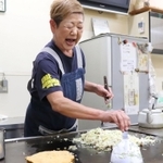グッドライスを作る「やよい」２代目の水野敬子さん＝長田区久保町６